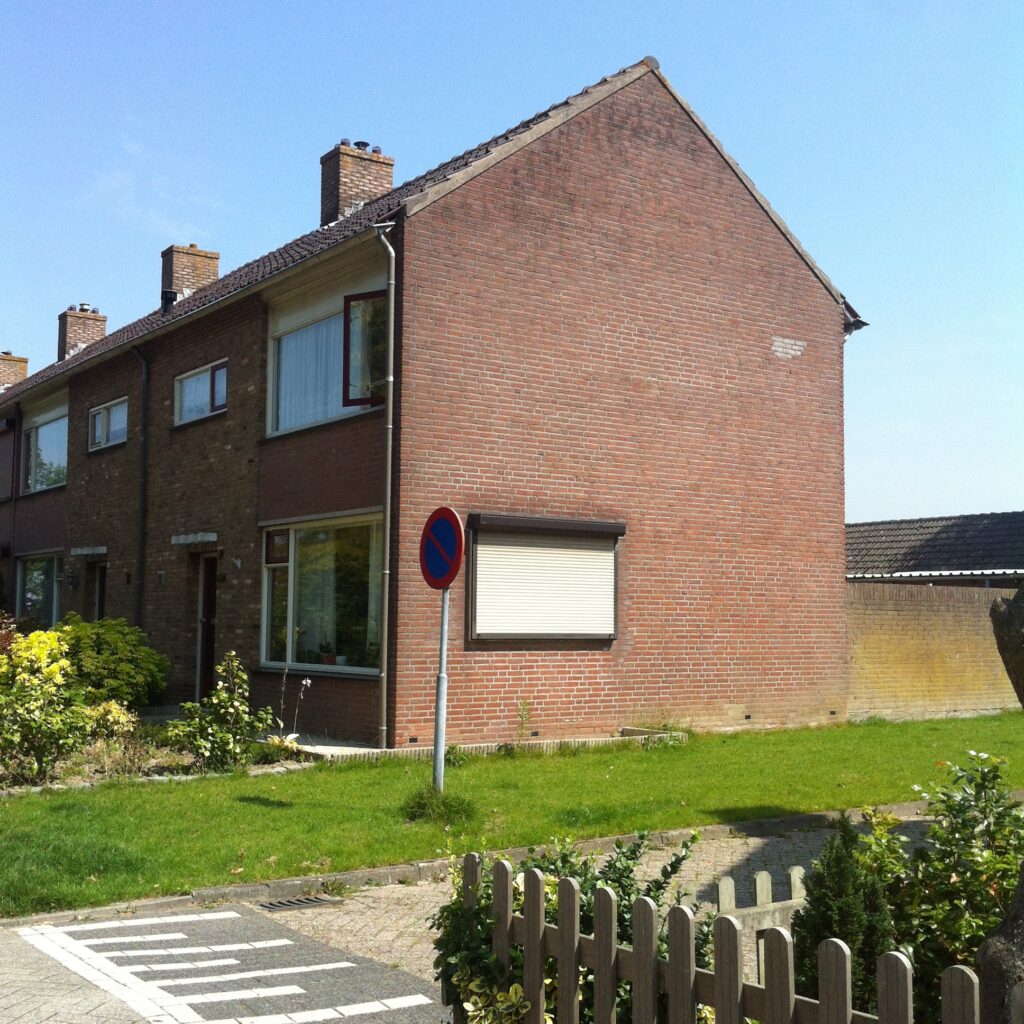 Foto van de zijgevel van de de ruijterstraat in dinteloord voor de renovatie.