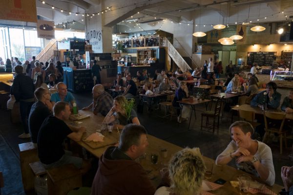 Foto van mensen in de fenixloods bij de fenix food factory op katendrecht.