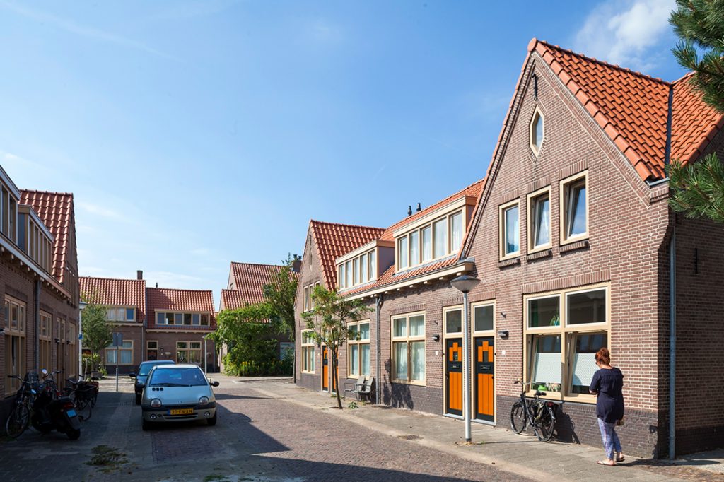 hyacintenstraat in de tuinstadwijk in gerenoveerde situatie met een bewoonster