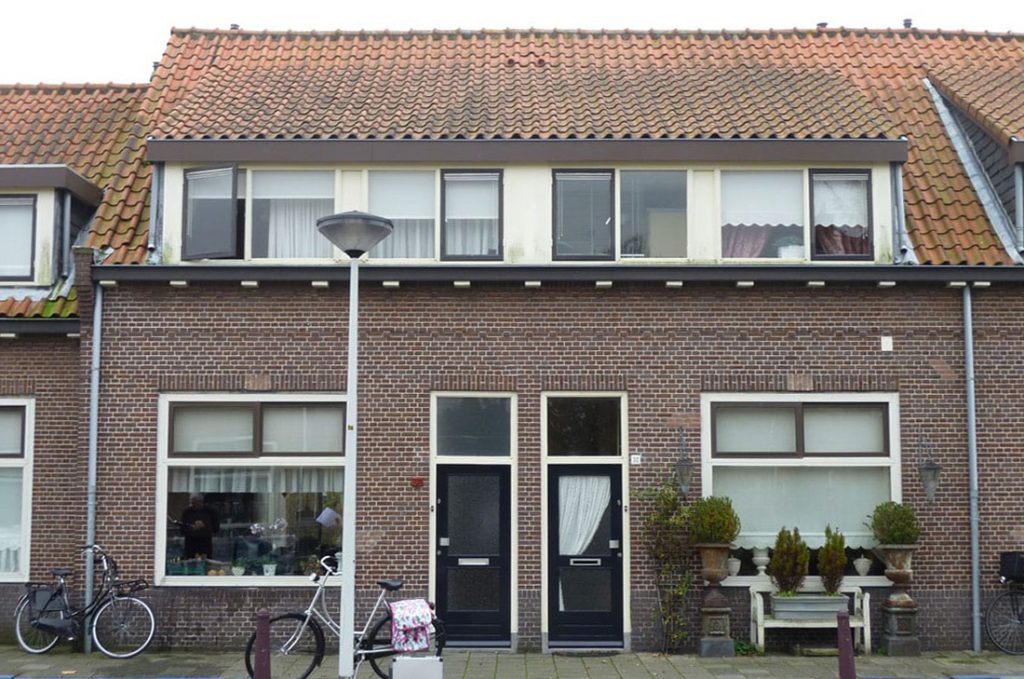 bestaande situatie van de gevel van een woning in de tuinstadwijk met ervoor fietsen