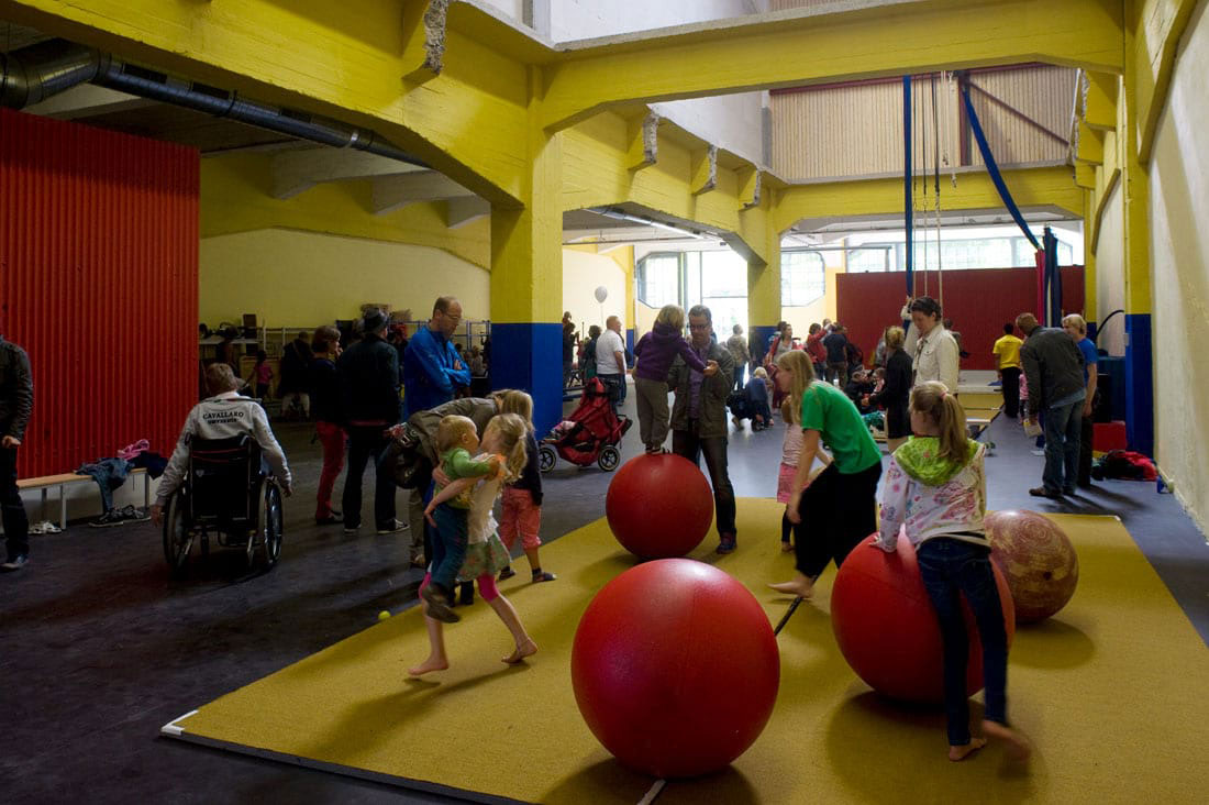 Circus Rotjeknor ruimte in gebruikt met spelende kinderen en volwassenen