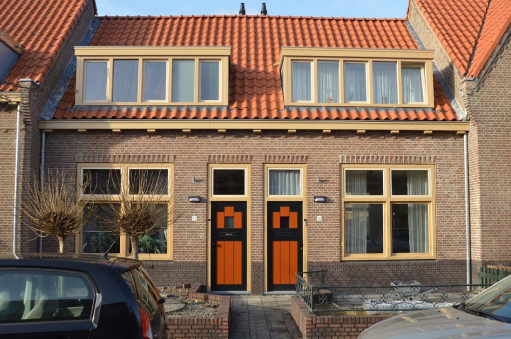 nieuwe gevel van een huis in de tuinstadwijk na renovatie