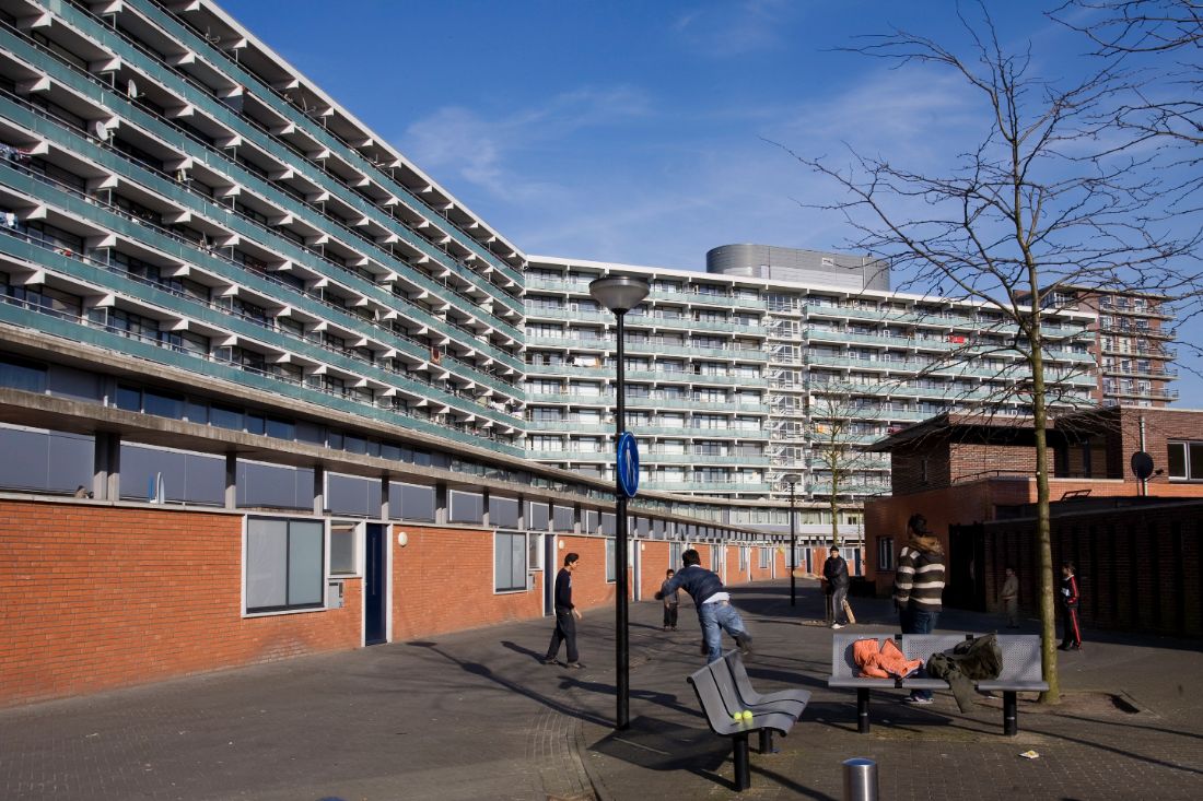 foto van de gerenoveerde florijn met bewoners ervoor spelend in de bijlmer amsterdam