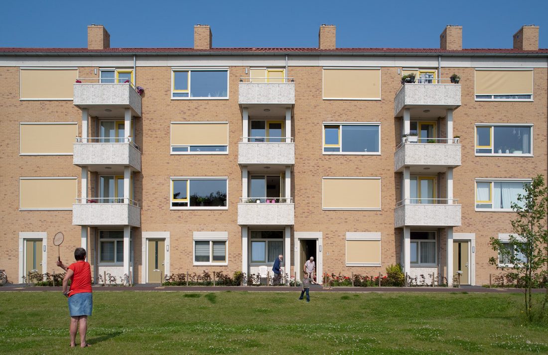 aanzicht met uitstekende balkons van een van de gebouwen van de nieuwbouw in het schilderskwartier in woerden met gele en groene details