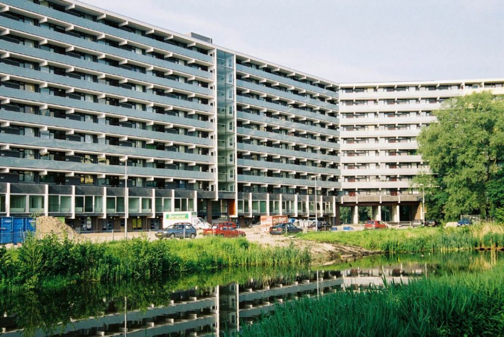 foto van het aangezicht van het gerenoveerde florijn in de bijlmer in amsterdam