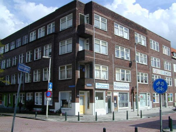 aanzicht van de hoekgevel van de het appartementencomplex aan de dordstelaan in de bestaande situatie voor de renovatie