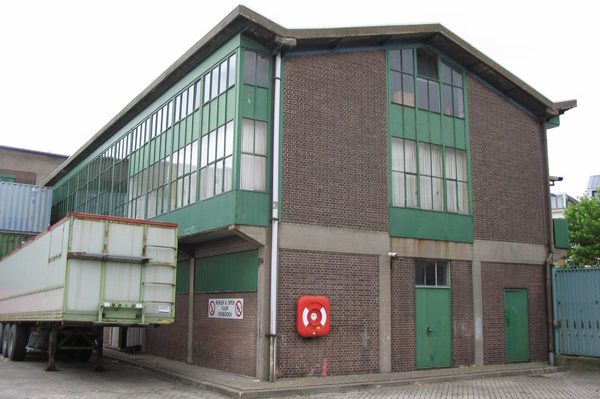 aanzicht van de kopgevel van de steinwegkantine in zijn bestaande situatie voor de renovatie op katendrecht rotterdam hoogwaardige en duurzame materialen