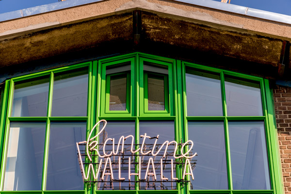 detail van de kopgevel van de steinwegkantine met het logo van kantine walhalla op de glazen ramen hoogwaardige en duurzame materialen