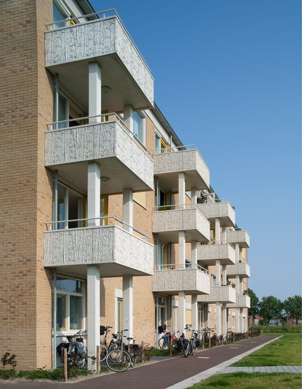 Zijaanzicht met uitstekende balkons van een van de gebouwen van de nieuwbouw in het schilderskwartier in woerden