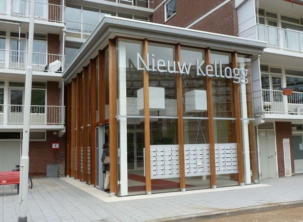 De gerenoveerde flat 'de nieuwe kellogg' in ommoord met brievenbussen in het portiek.