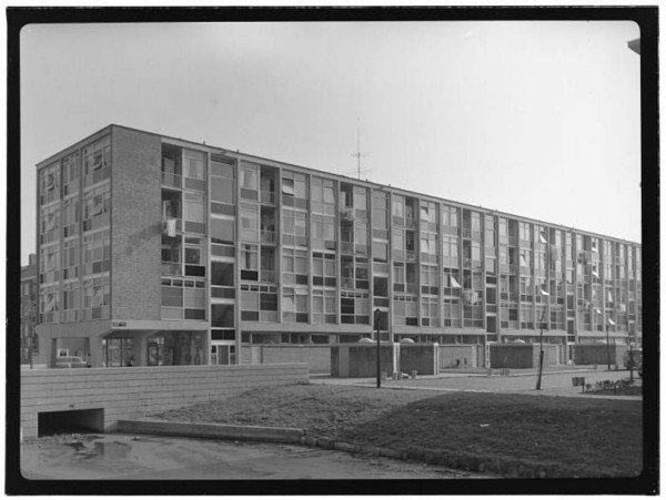 oude archieffoto van een van de verfdozen gebouwen die staan in amsterdam