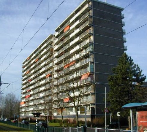 aanzicht van een van de prinsenflats in rijswijk in de bestaande situatie voor de renovatie met een tramhalte en lijn op de voorgrond