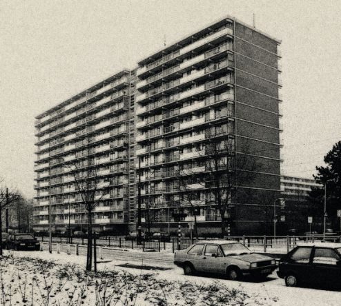 aanzicht van een van de prinsenflats in rijswijk in de oude situatie met sneeuw en auto's op de voorgrond