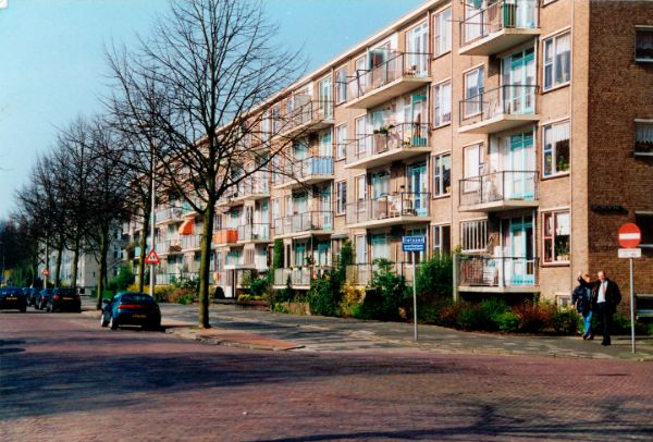 foto van de bestaande situatie van de gevel van de enschedelaan voor de renovatie.