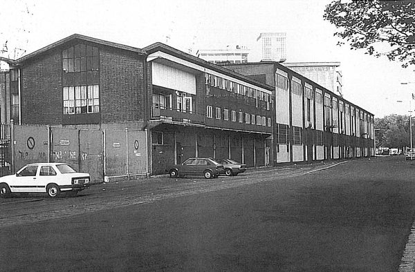 aanzicht van de steinwegkantine op katendrecht in de jaren 70 met geparkeerde auto's ervoor hoogwaardige en duurzame materialen