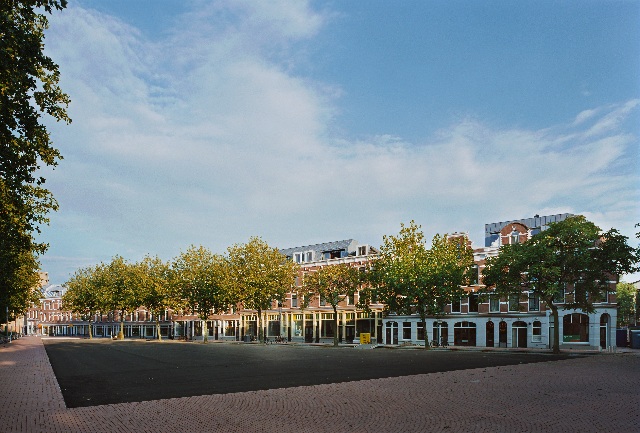 foto van deliplein met het plein onder in beeld en de gerenoveerde huizen en bedrijfspanden in de verte.