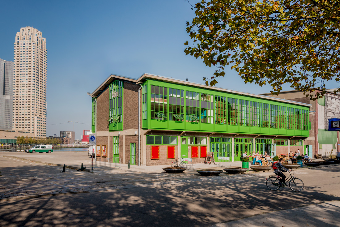 De gerenoveerde groene kantine Walhalla op Katendrecht in Rotterdam. hoogwaardige en duurzame materialen