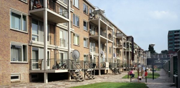 foto van de tuinzijde van de loevesteinlaan na renovatie aan het enschedecomplex