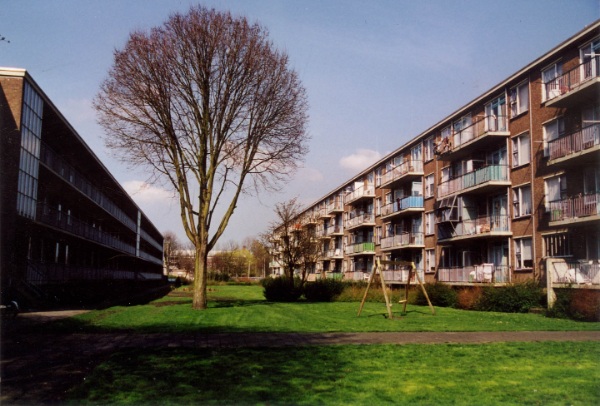 foto van de tuinzijde van de bestaande situatie in het complex de enschedelaan