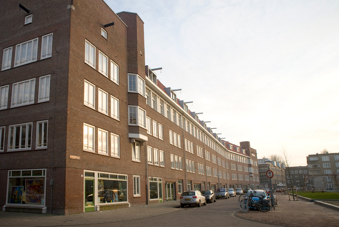 aanzicht van links van het gerenoveerde appartementencomplex aan de gorontalostraat in amsterdam met geparkeerde auto's in de straat