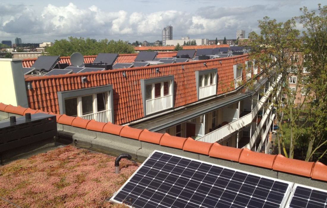 Zonnepanelen op het dak van de gorontalostraat in amsterdam met oranje dakpannen