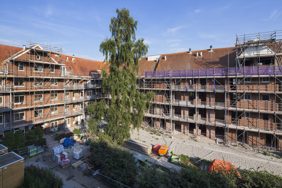 aanzicht van de binnenplaats van het huizenblok aan de tugelaweg nog ingepakt in steigers