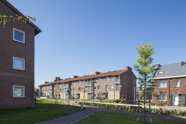 Foto van de gerenoveerde wijk de ganskuil in amersfoort met veel groen tussen de gebouwen