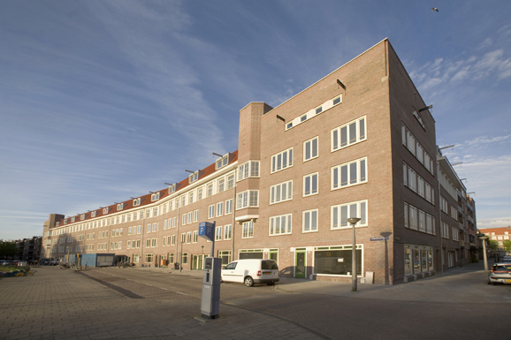 Zijaanzicht van rechts aan de voorkant van het gerenoveerde appartementencomplex in de Gorontalostraat in Amsterdam