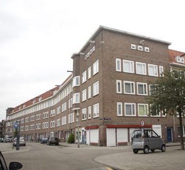 Zijaanzicht van rechts aan de voorkant van de bestaande situatie van het appartementencomplex in de Gorontalostraat in Amsterdam