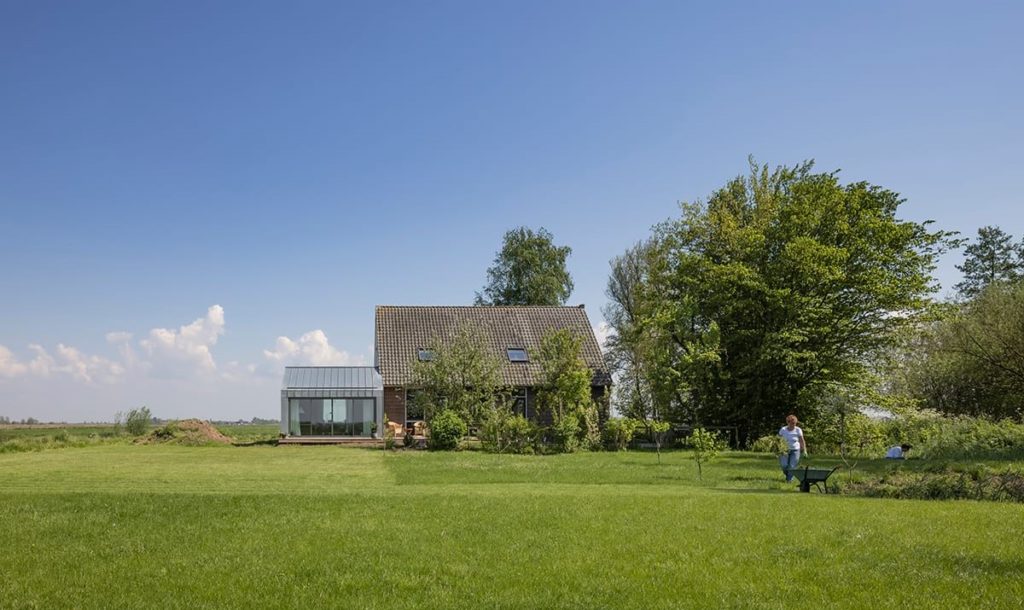 middenin het groene hart legt de interventie de link tussen bestaande bebouwing en nieuw volume