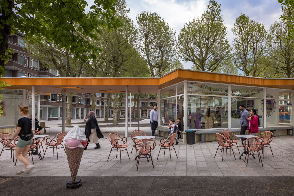 de gerestaureerde kiosken als overgang tussen plein en straat woningentrees portiektoegangen etalages