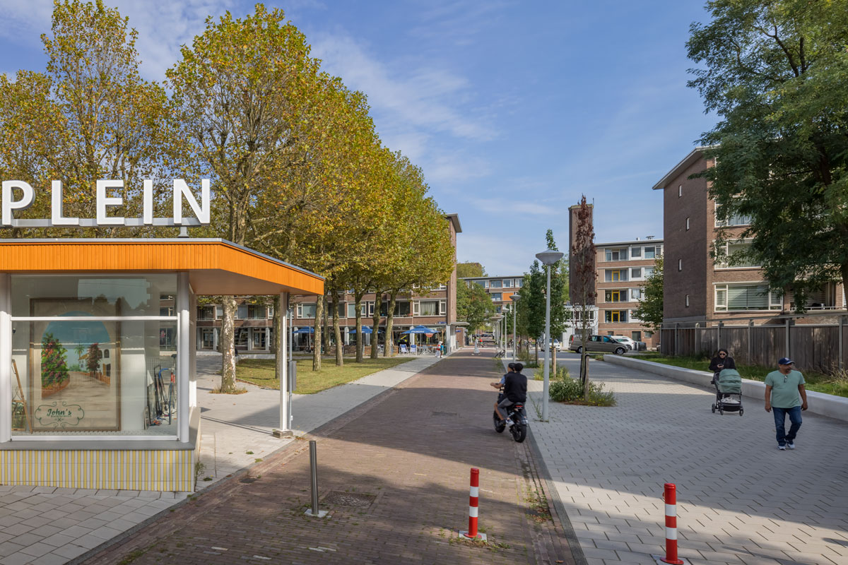 nieuwe openbare ruimte: route vanaf kiosken richting ketelhuis. het hek met verzinkt staal uit de tijdelijke constructie begeleidt de route